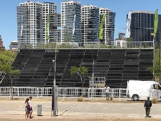 Alquiler de gradas de 2,2 x 2,2m con techo Alquiler de gradas